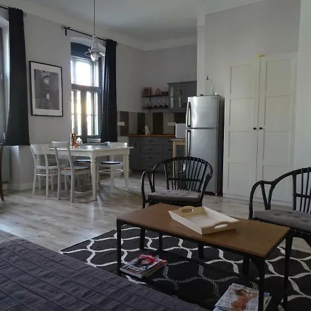 Ovaros Apartament *